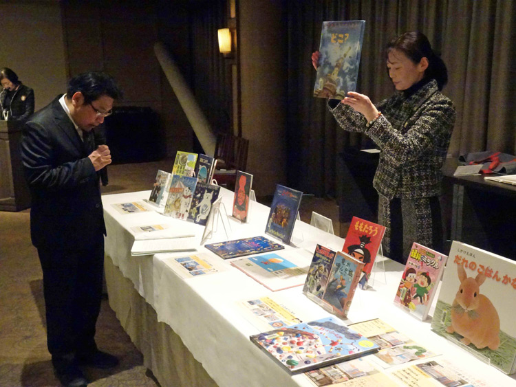 豊橋市中央図書館へ図書寄贈