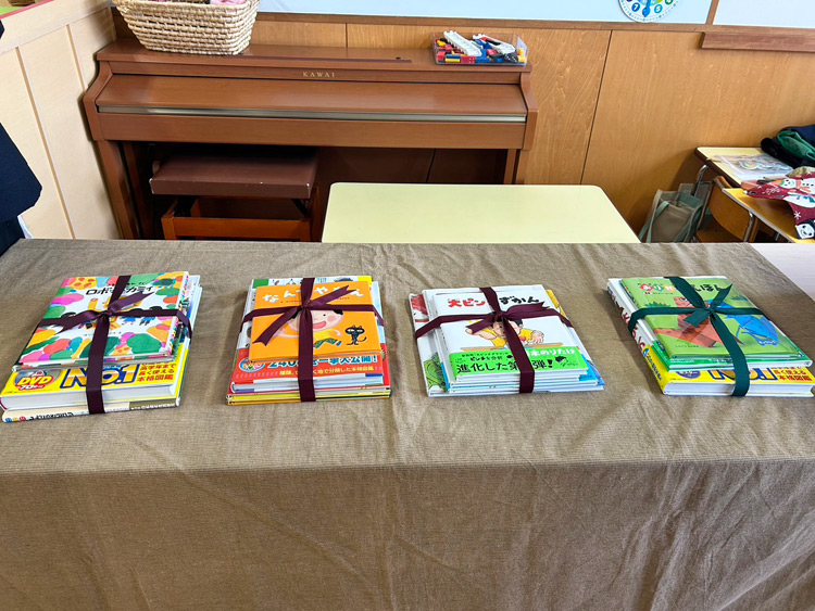 幼稚園へ絵本贈呈とおはなし会①