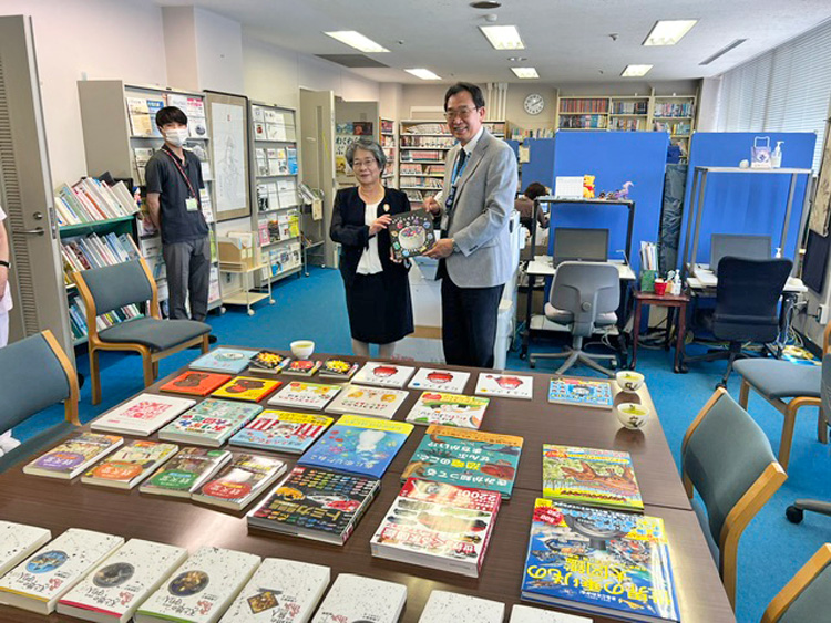こども病院「わくわくぶんこ」へ絵本寄贈