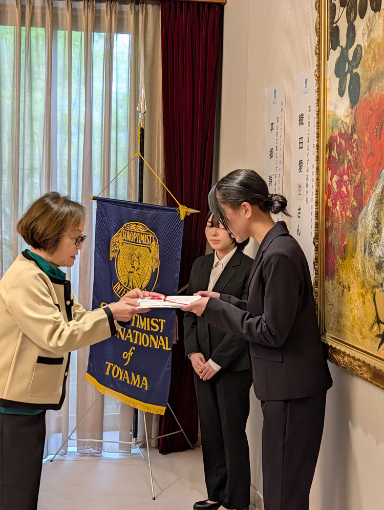 認証50周年記念女子学生奨励金の授与式