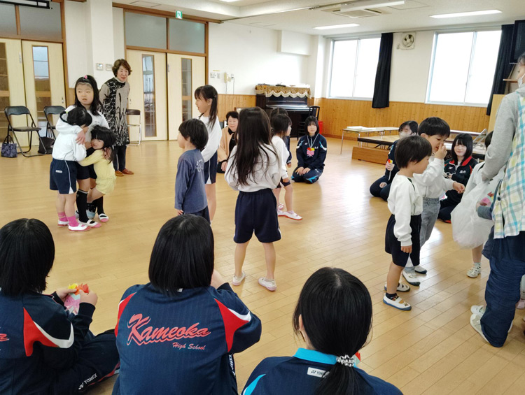 Sクラブ支援金贈呈と紙芝居の発表会