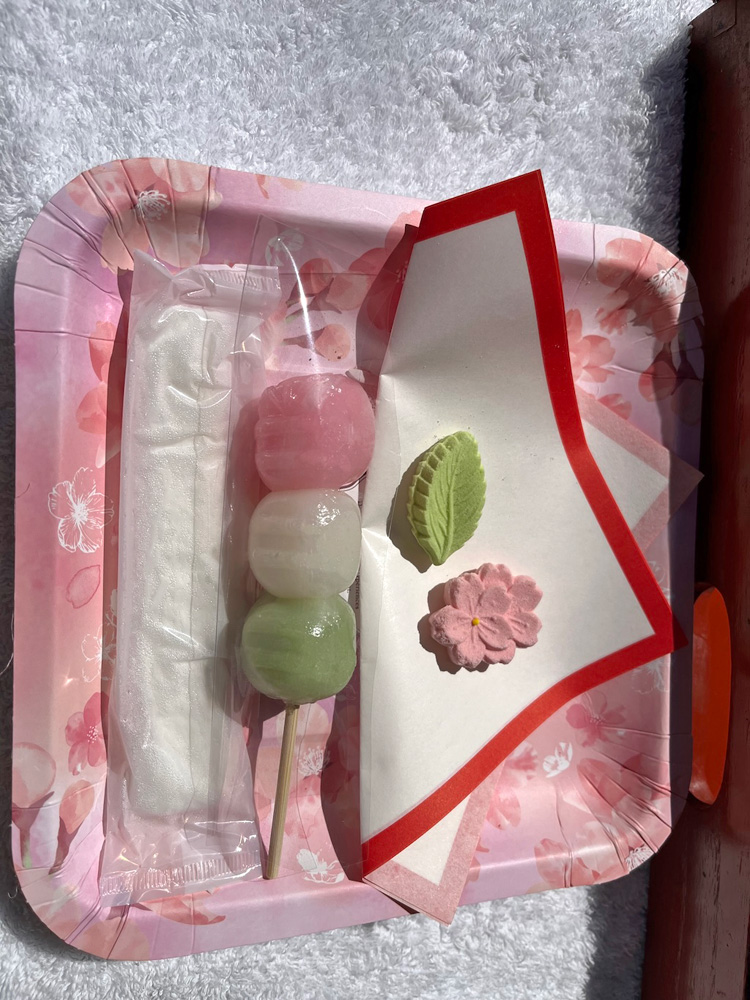 桜吹雪舞う観桜会