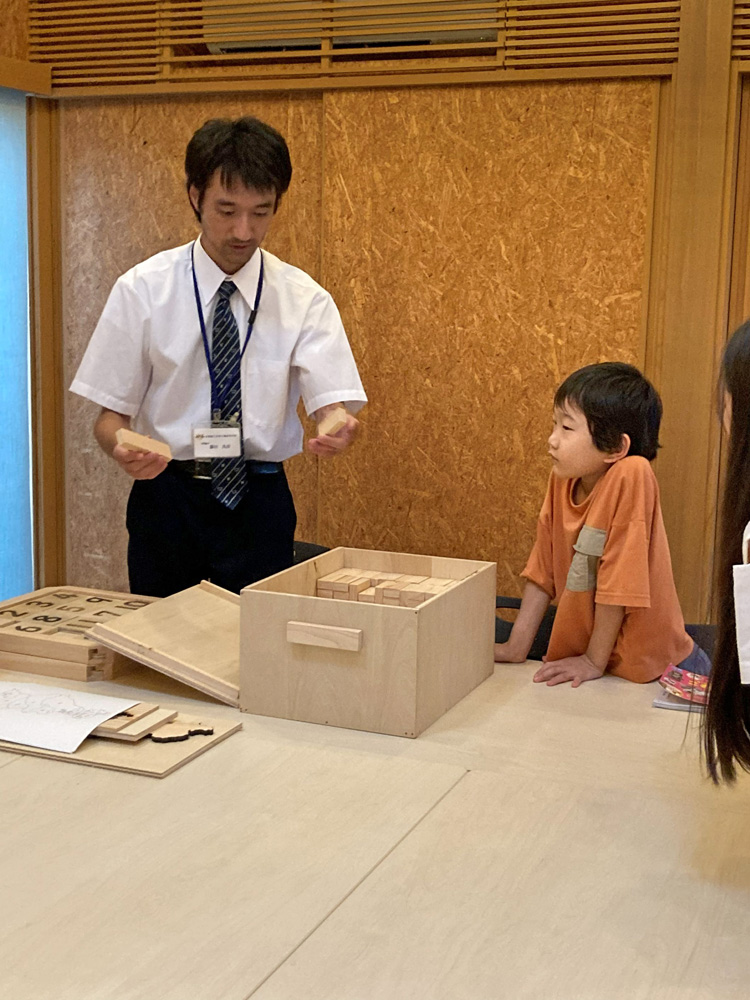 奉仕事業　玩具寄贈