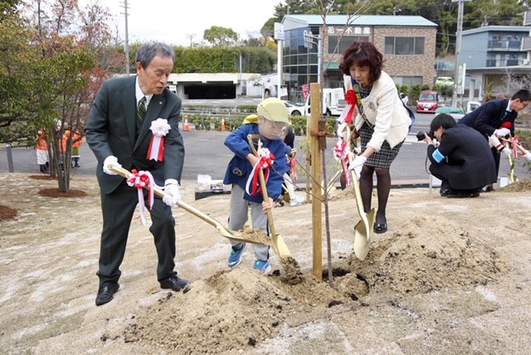 平和の鐘を寄贈