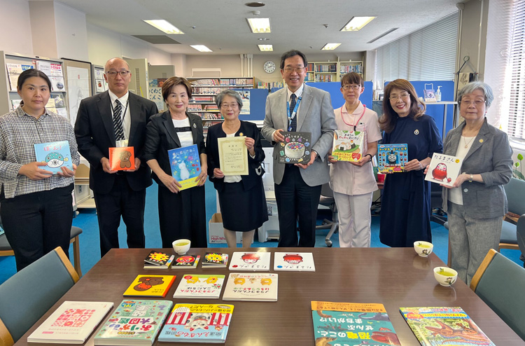 こども病院「わくわくぶんこ」へ絵本寄贈