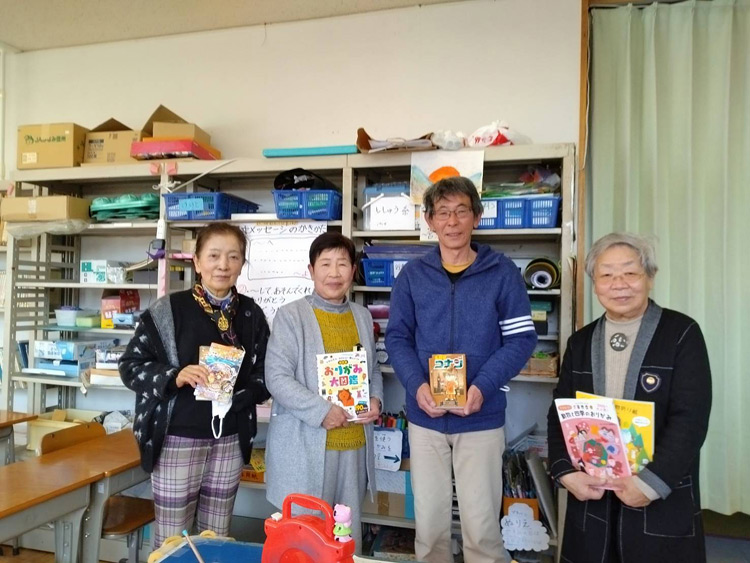 市内19児童館へ寄贈図書のシール貼り訪問