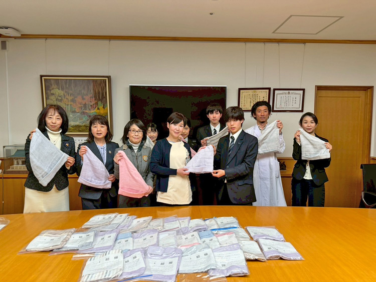 ケア帽子を3か所の市民病院へ寄贈