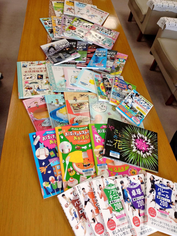 児童図書の目録贈呈式