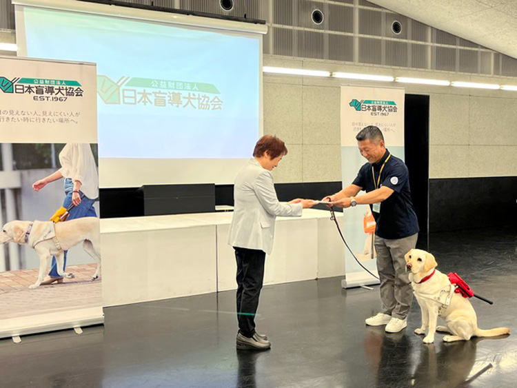 盲導犬協会へ寄付金をお届けしました