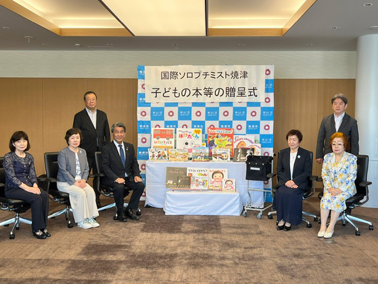 大型絵本贈呈式が執り行われた