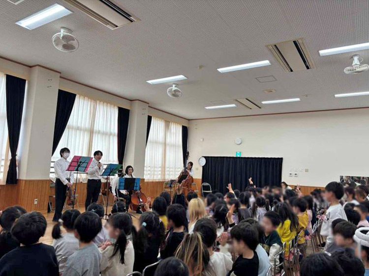 訪問演奏会を行いました