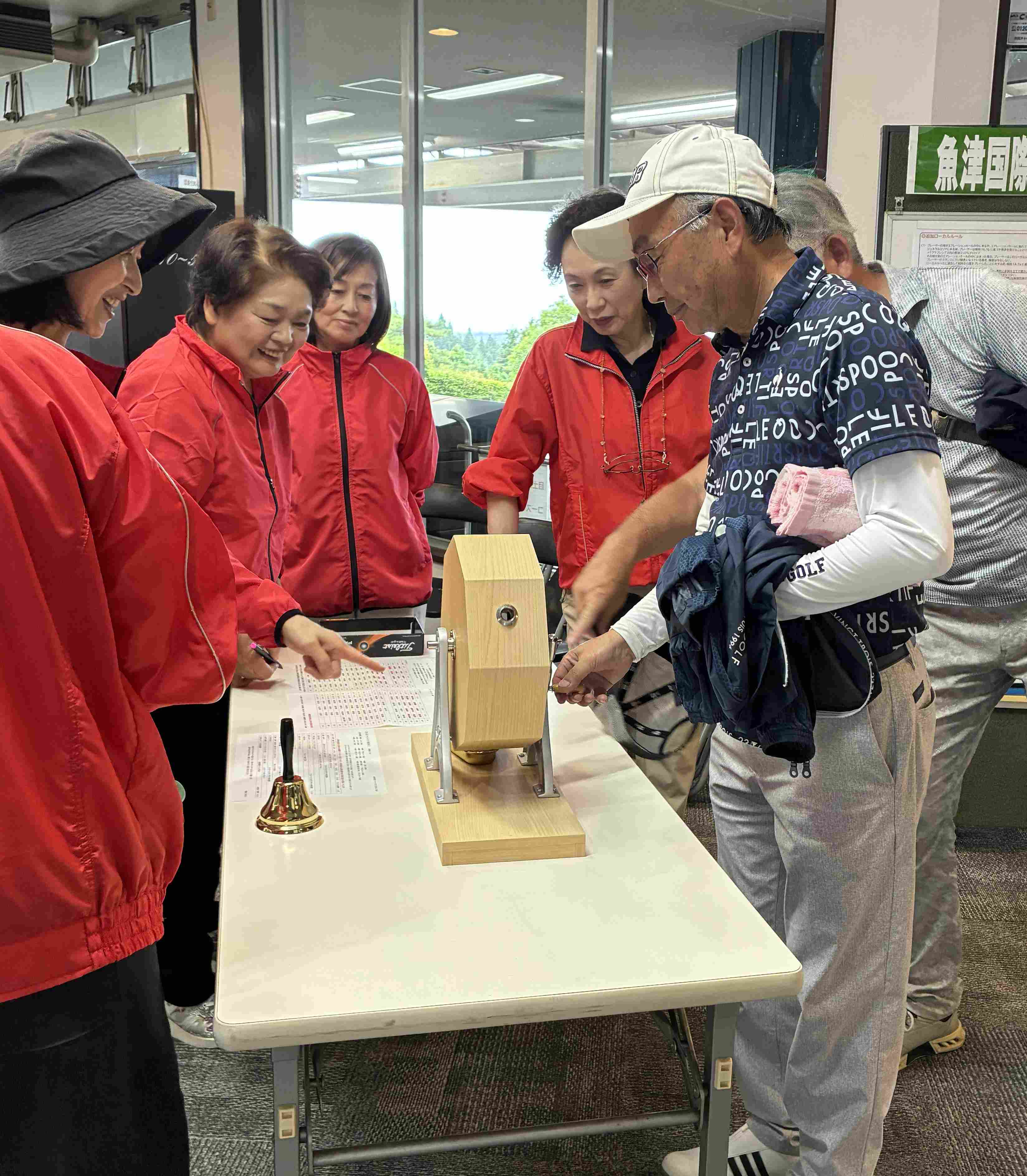 魚津水族館に「水中カメラとモニター」寄贈