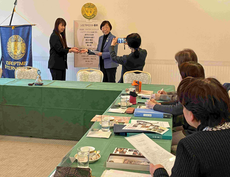 新会員の入会式を執り行いました