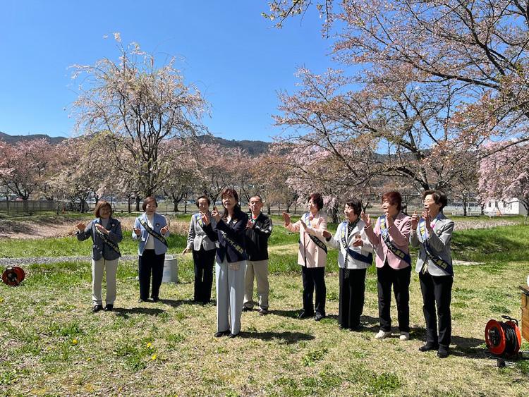 桜吹雪舞う観桜会