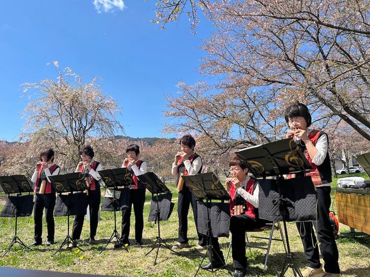 桜吹雪舞う観桜会