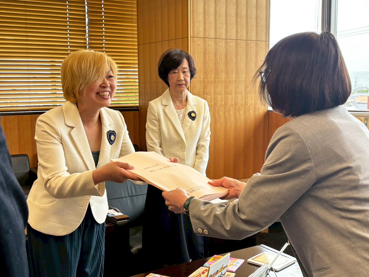 市内全保育園、幼稚園、児童館等へ図書カード贈呈