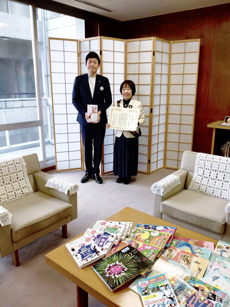 児童図書の目録贈呈式