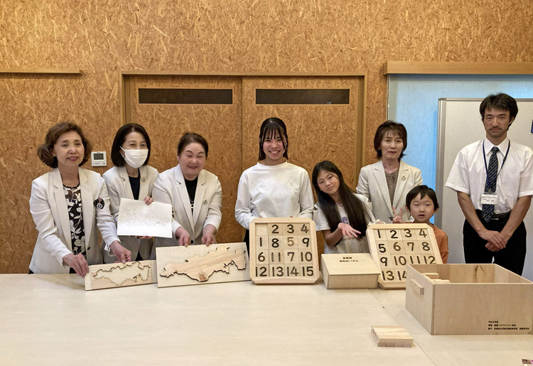 奉仕事業　玩具寄贈